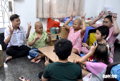Chàng trai bị ung thư làm gia sư cho bệnh nhi ở Ước mơ của Thúy - Ảnh 7. Chàng trai bị ung thư làm gia sư cho bệnh nhi ở Ước mơ của Thúy - Ảnh 7.