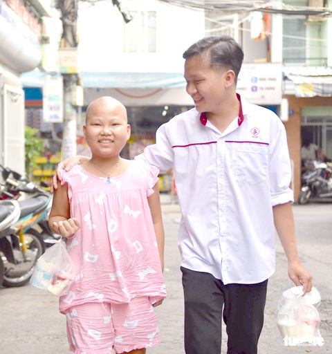 Chàng trai bị ung thư làm gia sư cho bệnh nhi ở Ước mơ của Thúy - Ảnh 9. Chàng trai bị ung thư làm gia sư cho bệnh nhi ở Ước mơ của Thúy - Ảnh 9.