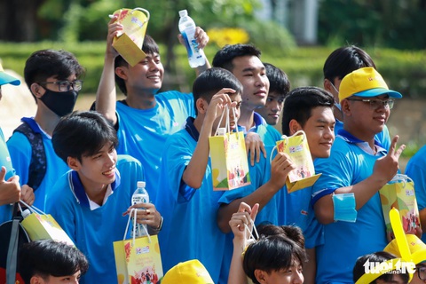 Nghệ sĩ cùng hàng trăm người tham gia giải chạy bộ Đường đua Hoa mặt trời - Ảnh 14. Nghệ sĩ cùng hàng trăm người tham gia giải chạy bộ Đường đua Hoa mặt trời - Ảnh 14.