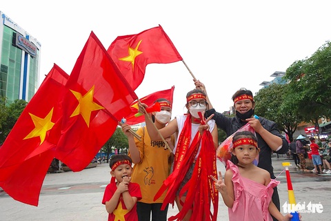 Người hâm mộ tại Hà Nội và TP.HCM: Thắng thua gì cũng đi bão! - Ảnh 2. Người hâm mộ tại Hà Nội và TP.HCM: Thắng thua gì cũng đi bão! - Ảnh 2.