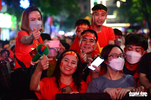 Người hâm mộ tại Hà Nội và TP.HCM: Thắng thua gì cũng đi bão! - Ảnh 16. Người hâm mộ tại Hà Nội và TP.HCM: Thắng thua gì cũng đi bão! - Ảnh 16.