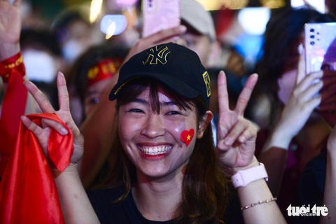 Người hâm mộ tại Hà Nội và TP.HCM: Thắng thua gì cũng đi bão! - Ảnh 18. Người hâm mộ tại Hà Nội và TP.HCM: Thắng thua gì cũng đi bão! - Ảnh 18.