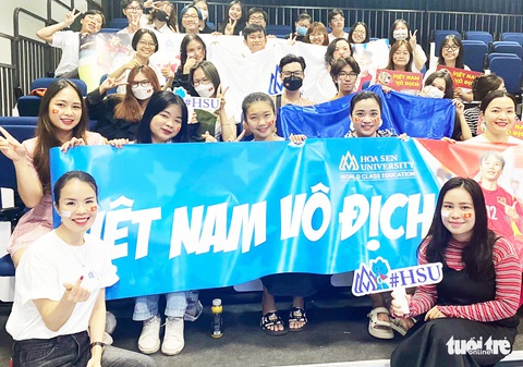 Hàng trăm sinh viên, giảng viên hẹn tiếp lửa cho tuyển nữ Việt Nam - Ảnh 2. Hàng trăm sinh viên, giảng viên hẹn tiếp lửa cho tuyển nữ Việt Nam - Ảnh 2.