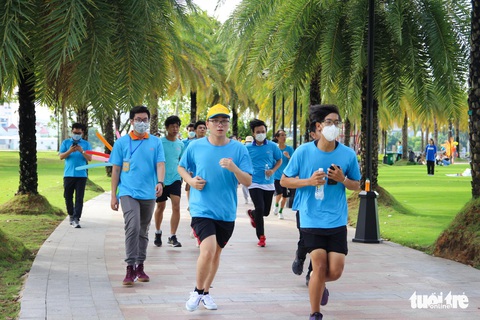 Nghệ sĩ cùng hàng trăm người tham gia giải chạy bộ Đường đua Hoa mặt trời - Ảnh 11. Nghệ sĩ cùng hàng trăm người tham gia giải chạy bộ Đường đua Hoa mặt trời - Ảnh 11.