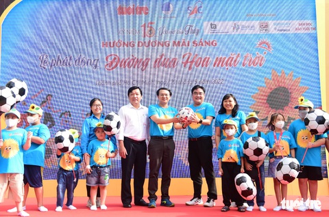 Nghệ sĩ cùng hàng trăm người tham gia giải chạy bộ Đường đua Hoa mặt trời - Ảnh 7. Nghệ sĩ cùng hàng trăm người tham gia giải chạy bộ Đường đua Hoa mặt trời - Ảnh 7.