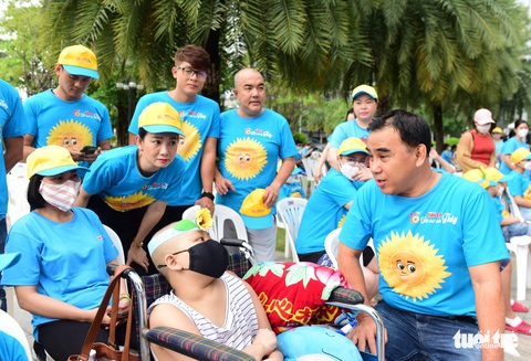 Nghệ sĩ cùng hàng trăm người tham gia giải chạy bộ Đường đua Hoa mặt trời - Ảnh 1. Nghệ sĩ cùng hàng trăm người tham gia giải chạy bộ Đường đua Hoa mặt trời - Ảnh 1.