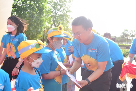 Nghệ sĩ cùng hàng trăm người tham gia giải chạy bộ Đường đua Hoa mặt trời - Ảnh 5. Nghệ sĩ cùng hàng trăm người tham gia giải chạy bộ Đường đua Hoa mặt trời - Ảnh 5.