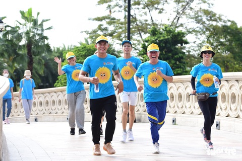 Nghệ sĩ cùng hàng trăm người tham gia giải chạy bộ Đường đua Hoa mặt trời - Ảnh 10. Nghệ sĩ cùng hàng trăm người tham gia giải chạy bộ Đường đua Hoa mặt trời - Ảnh 10.