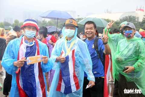 Người hâm mộ đội mưa đến Mỹ Đình ủng hộ U23 Việt Nam trước cả 4 tiếng - Ảnh 5. Người hâm mộ đội mưa đến Mỹ Đình ủng hộ U23 Việt Nam trước cả 4 tiếng - Ảnh 5.