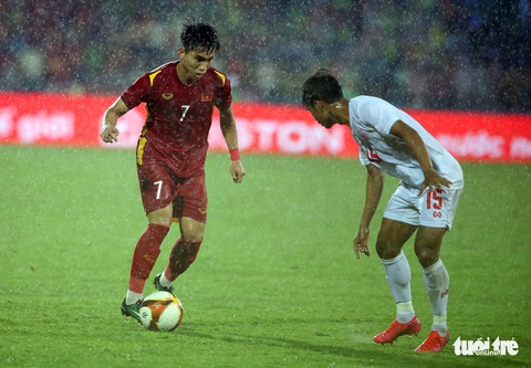 Trời mưa sẽ gây khó như thế nào cho trận chung kết U23 Việt Nam - U23 Thái Lan? - Ảnh 1. Trời mưa sẽ gây khó như thế nào cho trận chung kết U23 Việt Nam - U23 Thái Lan? - Ảnh 1.
