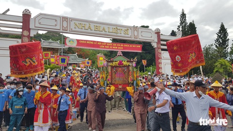 Hàng ngàn người tham dự lễ phục hiện rước tượng Bà từ đỉnh núi xuống chân núi Sam - Ảnh 1. Hàng ngàn người tham dự lễ phục hiện rước tượng Bà từ đỉnh núi xuống chân núi Sam - Ảnh 1.