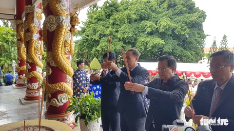 Hàng ngàn người tham dự lễ phục hiện rước tượng Bà từ đỉnh núi xuống chân núi Sam - Ảnh 2. Hàng ngàn người tham dự lễ phục hiện rước tượng Bà từ đỉnh núi xuống chân núi Sam - Ảnh 2.