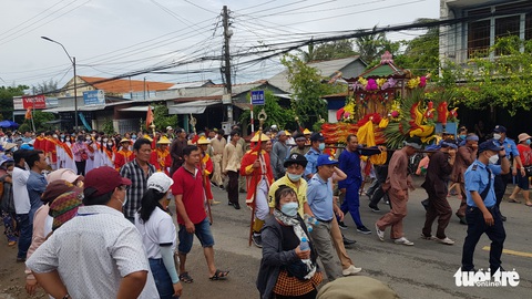 Hàng ngàn người tham dự lễ phục hiện rước tượng Bà từ đỉnh núi xuống chân núi Sam - Ảnh 3. Hàng ngàn người tham dự lễ phục hiện rước tượng Bà từ đỉnh núi xuống chân núi Sam - Ảnh 3.