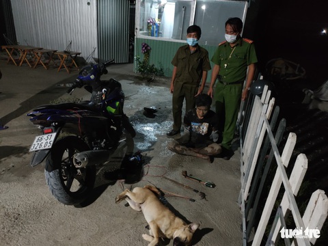 Dùng súng bắn điện chống trả công an, kẻ trộm chó bị bắt - Ảnh 1. Dùng súng bắn điện chống trả công an, kẻ trộm chó bị bắt - Ảnh 1.