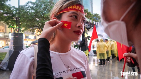 Người hâm mộ tại Hà Nội và TP.HCM: Thắng thua gì cũng đi bão! - Ảnh 5. Người hâm mộ tại Hà Nội và TP.HCM: Thắng thua gì cũng đi bão! - Ảnh 5.