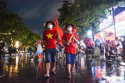 Người hâm mộ tại Hà Nội và TP.HCM: Thắng thua gì cũng đi bão! - Ảnh 10. Người hâm mộ tại Hà Nội và TP.HCM: Thắng thua gì cũng đi bão! - Ảnh 10.