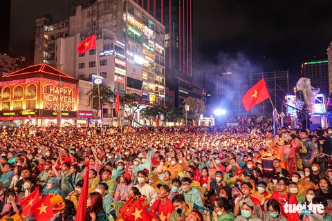Người hâm mộ tại Hà Nội và TP.HCM: Thắng thua gì cũng đi bão! - Ảnh 7. Người hâm mộ tại Hà Nội và TP.HCM: Thắng thua gì cũng đi bão! - Ảnh 7.