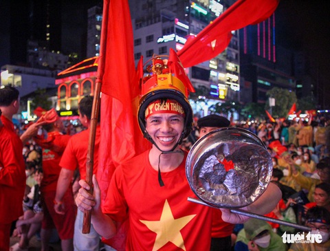 Người hâm mộ tại Hà Nội và TP.HCM: Thắng thua gì cũng đi bão! - Ảnh 11. Người hâm mộ tại Hà Nội và TP.HCM: Thắng thua gì cũng đi bão! - Ảnh 11.