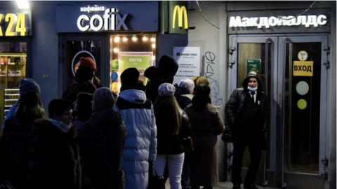 32 năm tình cảm của người Nga dành cho bánh mì kẹp thịt McDonalds - Ảnh 3. 32 năm tình cảm của người Nga dành cho bánh mì kẹp thịt McDonalds - Ảnh 3.