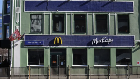 32 năm tình cảm của người Nga dành cho bánh mì kẹp thịt McDonalds - Ảnh 1. 32 năm tình cảm của người Nga dành cho bánh mì kẹp thịt McDonalds - Ảnh 1.
