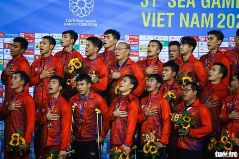 Cú lắc đầu khiến triệu con tim vỡ òa - Ảnh 8. Cú lắc đầu khiến triệu con tim vỡ òa - Ảnh 8.