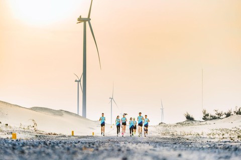 Coteccons Quảng Bình Marathon 2022 chạy xuyên cánh đồng điện gió lớn nhất Việt Nam - Ảnh 1. Coteccons Quảng Bình Marathon 2022 chạy xuyên cánh đồng điện gió lớn nhất Việt Nam - Ảnh 1.
