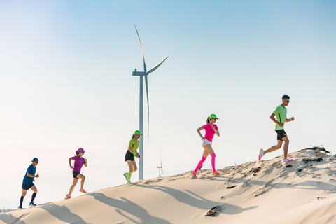 Coteccons Quảng Bình Marathon 2022 chạy xuyên cánh đồng điện gió lớn nhất Việt Nam - Ảnh 2. Coteccons Quảng Bình Marathon 2022 chạy xuyên cánh đồng điện gió lớn nhất Việt Nam - Ảnh 2.