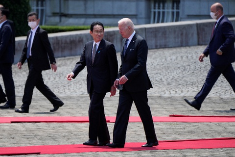Ông Biden gọi ông Kishida là bạn tốt, cam kết bảo vệ Nhật Bản - Ảnh 2. Ông Biden gọi ông Kishida là bạn tốt, cam kết bảo vệ Nhật Bản - Ảnh 2.
