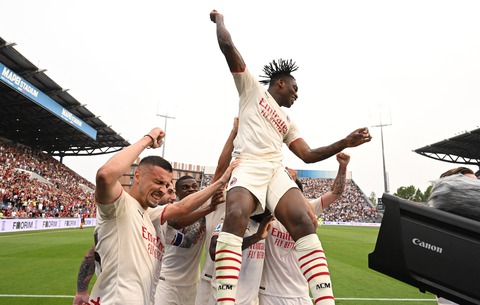 AC Milan vô địch Serie A sau 11 năm - Ảnh 1. AC Milan vô địch Serie A sau 11 năm - Ảnh 1.