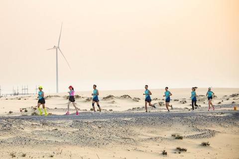Coteccons Quảng Bình Marathon 2022 chạy xuyên cánh đồng điện gió lớn nhất Việt Nam - Ảnh 3. Coteccons Quảng Bình Marathon 2022 chạy xuyên cánh đồng điện gió lớn nhất Việt Nam - Ảnh 3.