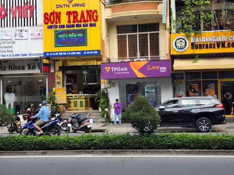 Truy bắt kẻ dùng búa cướp tiệm vàng ở Bình Thạnh - Ảnh 1. Truy bắt kẻ dùng búa cướp tiệm vàng ở Bình Thạnh - Ảnh 1.