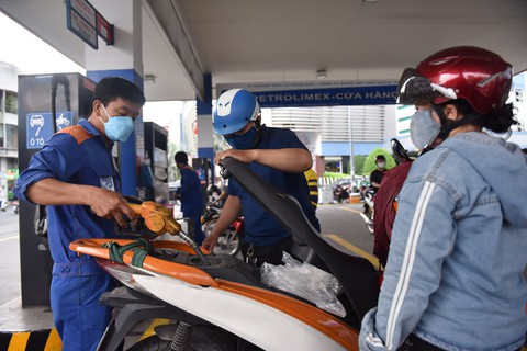 Báo cáo phương án điều chỉnh tăng chi phí định mức trong giá xăng dầu kỳ điều hành 11-11 - Ảnh 1. Báo cáo phương án điều chỉnh tăng chi phí định mức trong giá xăng dầu kỳ điều hành 11-11 - Ảnh 1.