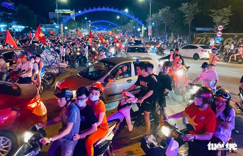 Cả nước tưng bừng mừng chiến thắng lộng lẫy của U23 Việt Nam - Ảnh 8. Cả nước tưng bừng mừng chiến thắng lộng lẫy của U23 Việt Nam - Ảnh 8.