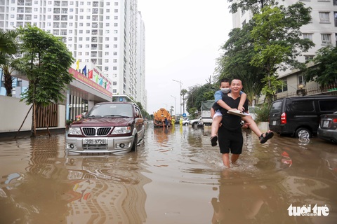 Học sinh Hà Nội bì bõm lội nước về nhà sau giờ tan học - Ảnh 2. Học sinh Hà Nội bì bõm lội nước về nhà sau giờ tan học - Ảnh 2.