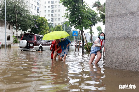 Học sinh Hà Nội bì bõm lội nước về nhà sau giờ tan học - Ảnh 1. Học sinh Hà Nội bì bõm lội nước về nhà sau giờ tan học - Ảnh 1.