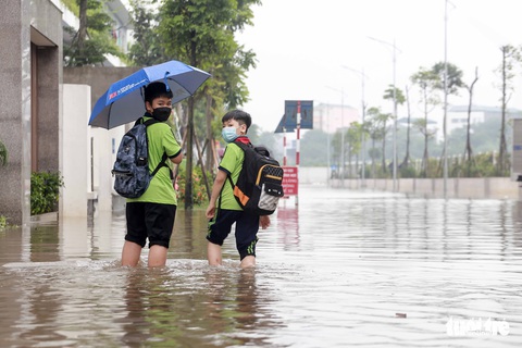 Học sinh Hà Nội bì bõm lội nước về nhà sau giờ tan học - Ảnh 5. Học sinh Hà Nội bì bõm lội nước về nhà sau giờ tan học - Ảnh 5.