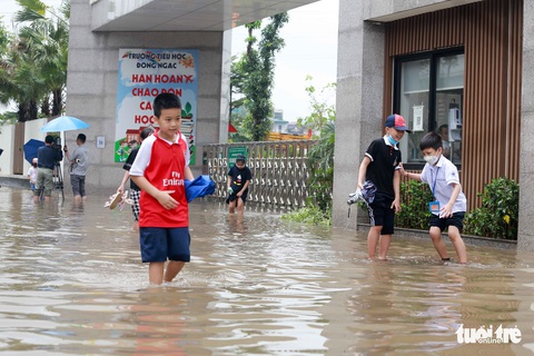 Học sinh Hà Nội bì bõm lội nước về nhà sau giờ tan học - Ảnh 3. Học sinh Hà Nội bì bõm lội nước về nhà sau giờ tan học - Ảnh 3.