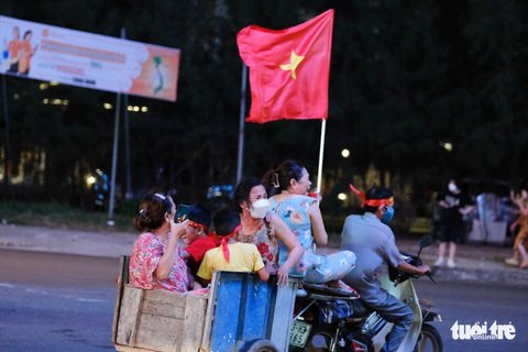 Cả nước tưng bừng mừng chiến thắng lộng lẫy của U23 Việt Nam - Ảnh 17. Cả nước tưng bừng mừng chiến thắng lộng lẫy của U23 Việt Nam - Ảnh 17.