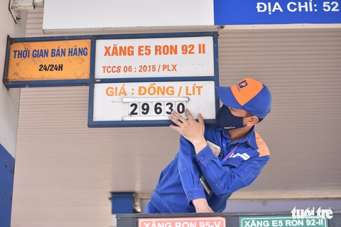 Giá xăng tăng lần thứ 5 liên tiếp, RON95 vượt mốc 30.000 đồng/lít - Ảnh 1. Giá xăng tăng lần thứ 5 liên tiếp, RON95 vượt mốc 30.000 đồng/lít - Ảnh 1.