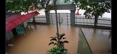 Hà Nội, Vĩnh Phúc ngập sâu, giao thông tê liệt sau cơn mưa lớn - Ảnh 2. Hà Nội, Vĩnh Phúc ngập sâu, giao thông tê liệt sau cơn mưa lớn - Ảnh 2.