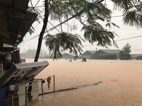 Hà Nội, Vĩnh Phúc ngập sâu, giao thông tê liệt sau cơn mưa lớn - Ảnh 1. Hà Nội, Vĩnh Phúc ngập sâu, giao thông tê liệt sau cơn mưa lớn - Ảnh 1.
