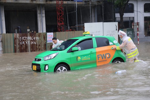 Công an dầm mình trong nước ngập, chuyển đồ đạc, gia súc của dân - Ảnh 2. Công an dầm mình trong nước ngập, chuyển đồ đạc, gia súc của dân - Ảnh 2.