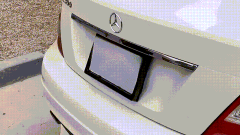 Xe Mercedes-Benz bị trộm lắp tấm lật biển số để qua mắt cảnh sát - Ảnh 1. Xe Mercedes-Benz bị trộm lắp tấm lật biển số để qua mắt cảnh sát - Ảnh 1.