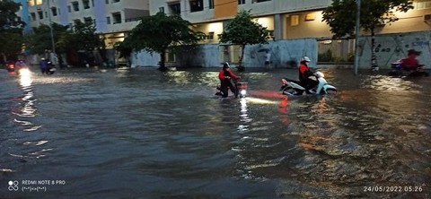 Bắc Ninh, Bắc Giang ngập lênh láng, ôtô chìm trong nước - Ảnh 3. Bắc Ninh, Bắc Giang ngập lênh láng, ôtô chìm trong nước - Ảnh 3.