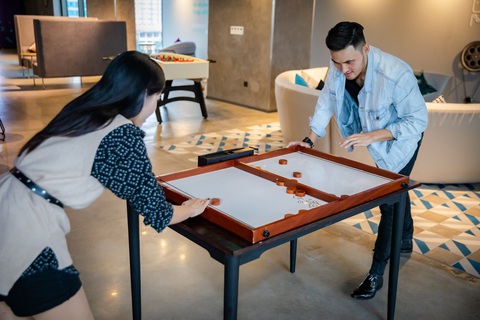 Đến khách sạn để chơi... ô ăn quan, nhảy lò cò, cờ búng - Ảnh 2. Đến khách sạn để chơi... ô ăn quan, nhảy lò cò, cờ búng - Ảnh 2.