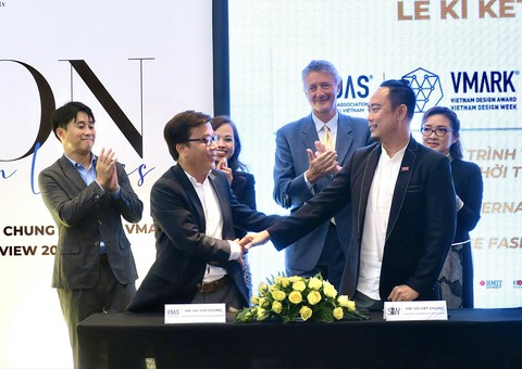 Võ Việt Chung công bố 3 dự án lớn về thời trang - Ảnh 1. Võ Việt Chung công bố 3 dự án lớn về thời trang - Ảnh 1.