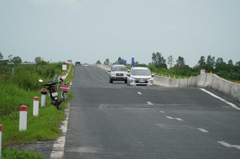 Nhiều người vẫn vô tư đi bộ, chạy xe máy vào cao tốc Lộ Tẻ - Rạch Sỏi - Ảnh 3. Nhiều người vẫn vô tư đi bộ, chạy xe máy vào cao tốc Lộ Tẻ - Rạch Sỏi - Ảnh 3.