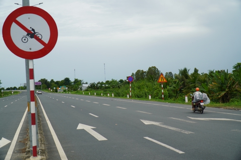 Nhiều người vẫn vô tư đi bộ, chạy xe máy vào cao tốc Lộ Tẻ - Rạch Sỏi - Ảnh 4. Nhiều người vẫn vô tư đi bộ, chạy xe máy vào cao tốc Lộ Tẻ - Rạch Sỏi - Ảnh 4.