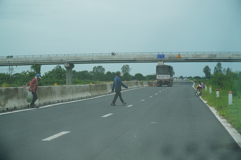 Nhiều người vẫn vô tư đi bộ, chạy xe máy vào cao tốc Lộ Tẻ - Rạch Sỏi - Ảnh 5. Nhiều người vẫn vô tư đi bộ, chạy xe máy vào cao tốc Lộ Tẻ - Rạch Sỏi - Ảnh 5.