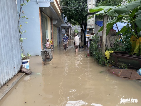 Mưa ngớt, bà con ngoại thành Hà Nội vẫn lội bì bõm trong nước ngập - Ảnh 5. Mưa ngớt, bà con ngoại thành Hà Nội vẫn lội bì bõm trong nước ngập - Ảnh 5.